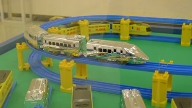 光るプラレール