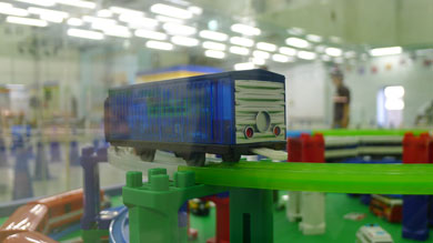 ミニカーを積む貨物車