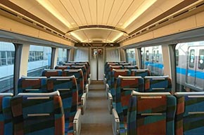 70000形の車内。窓を大型化し、「眺め」をより楽しめるように