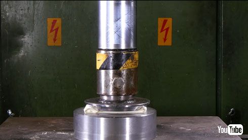 トイレットペーパーで作ったナイフ？　バナナが切れるほど鋭利な仕上がり