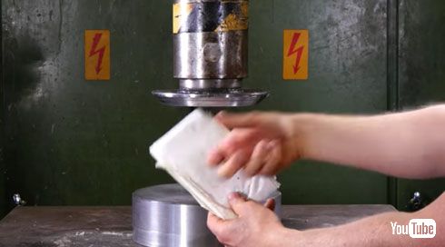 トイレットペーパーで作ったナイフ？　バナナが切れるほど鋭利な仕上がり