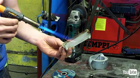 トイレットペーパーで作ったナイフ？　バナナが切れるほど鋭利な仕上がり