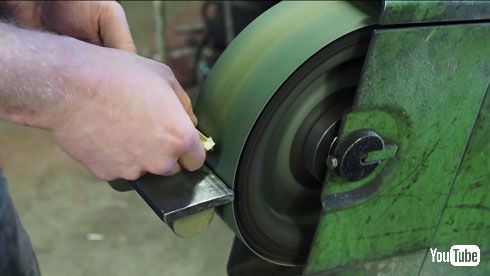 トイレットペーパーで作ったナイフ？　バナナが切れるほど鋭利な仕上がり