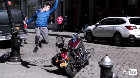 空手 バイク 壊す ドッキリ Cobra Kai