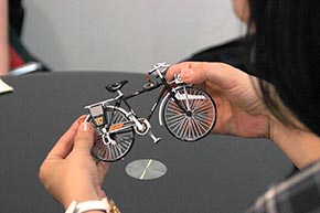 ミニチュアヤングホリデー：サイズ感はこのくらい（全長約15センチ）