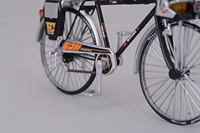 「黒」のフレーム、角張ったチェーンガードがかっこいい