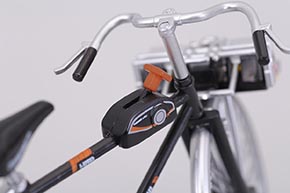 シフトレバーもきちんと可動（こちらはAT型の多段ギアシフト仕様）