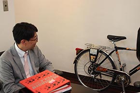 「まだこんなぴっかぴかなヤングホリデーが存在したなんて！」と驚く丸石サイクルの竹林さん