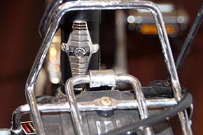 フレームには立体形状の丸石のカンガルーエンブレムが付いていた