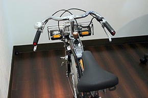 この角度はやばい。ドロップハンドル、Hパターンシフト、リトラ開閉スイッチ（ハンドル右）、懐かし形状のベル、そして“あの形”の鍵！