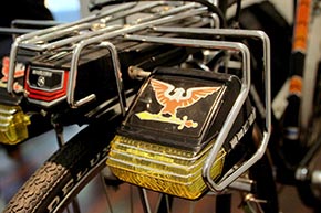 鷲のマークのリトラクタブルライト