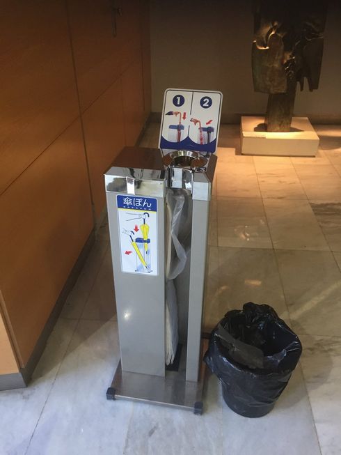 傘に袋をかぶせる装置「傘ぽん」、実は欧州のあちこちで活躍中
