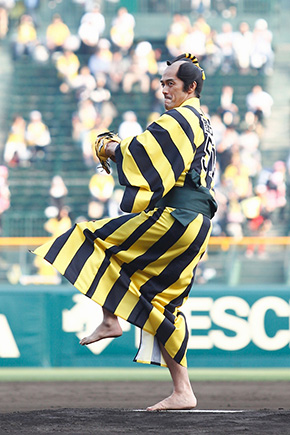 阿部寛 始球式 のみとり侍 ちょんまげ 必死のパッチ