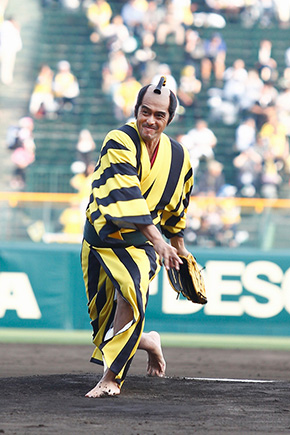 阿部寛 始球式 のみとり侍 ちょんまげ 必死のパッチ