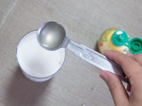 レモン果汁を入れる