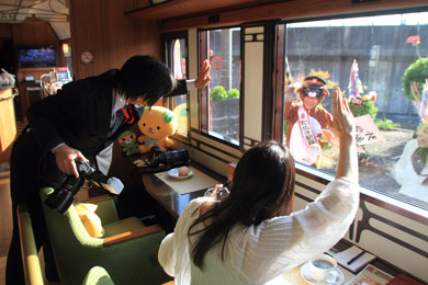 手を振るたぬき駅長