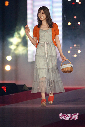 Rakuten GirlsAward 2018 SPRING/SUMMER：白石麻衣の投げキッス