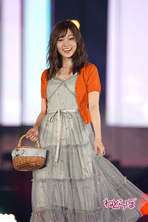 Rakuten GirlsAward 2018 SPRING/SUMMER：白石麻衣の投げキッス