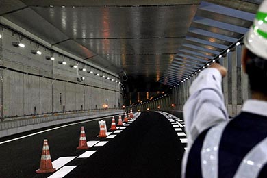 NEXCO東日本の方が同行「天井の丸い掲示板に上限速度表示が出ます」