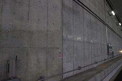 コンクリート壁にいろいろな番号や指示が書かれている