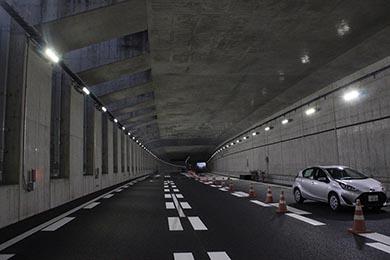 松戸ICを逆向きに見る。右奥の明るいところが松戸ICの入路