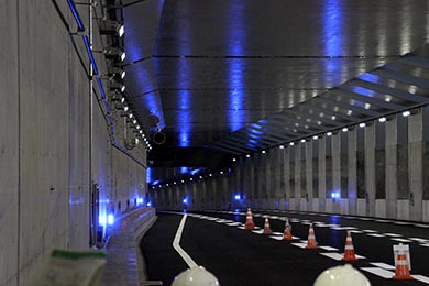 入路でのスムーズな加速を支援する「車速誘導灯」がある。