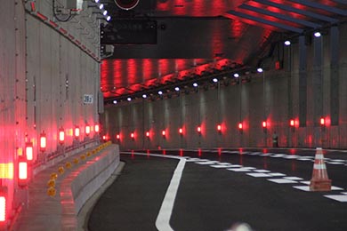 壁に並ぶ車速誘導灯が、前方へ「ツツツ……」と流れて見えるように点滅させ、「このくらいまでちゃんと加速してね」と促す仕組み