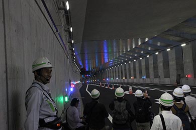 普段は使わないが、光源にLEDを用いるので多色発光も可能。特別にカラフル発光して見せてくれた。「どう、どう？　すごいでしょ！」と笑顔のNEXCO東日本の説明員さんもおちゃめ