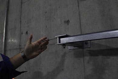 標識の折りたたみ対応ヒンジ