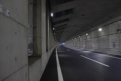 松戸ICから2キロほど三郷方面へ。トンネルの出口が見えてきた！