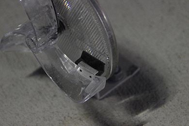 クルマが通る風圧でファンを回して自身をきれいにする仕組み