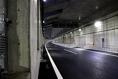 カーブと高低差、コンクリートの無機質さが美しい