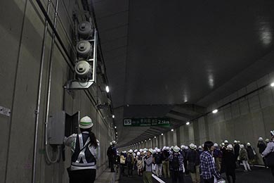 職員の方がちょちょいと操作盤を操作すると……