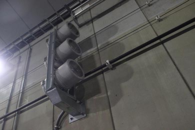 手前の3灯ライトが点灯し、