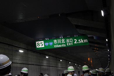 出口案内標識をバッチリと照らす