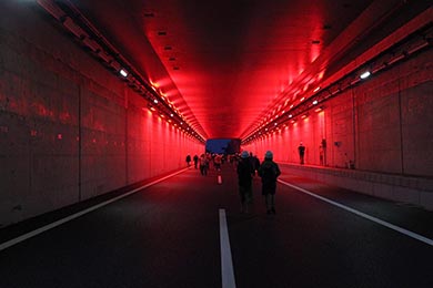 外環外回り、松戸IC付近のトンネル入口。ここから終点まで外環は地下トンネルを通る