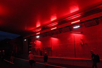 トンネルの入口照明は、ドライバーが進入時に感じる急激な輝度の変化と進入直後に起きる眼の順応の遅れを緩和するために「特に工夫した」設計が為されている