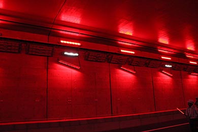 トンネルの入口照明は、ドライバーが新乳児に感じる急激な輝度の変化と進入直後に起きる眼の順応の遅れを緩和するために「特に工夫した」設計が為されている