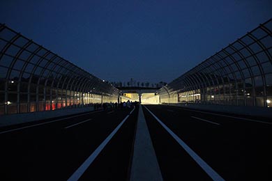 トンネルの入口を市川方面に見る