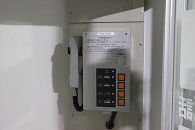 非常電話機は、故障、事故、救急、火災のいずれかのボタンを押して使う