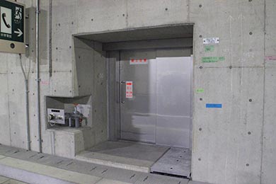 非常口は、非常時に外へ出られる避難路につながっている