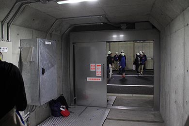 中から道路を見る