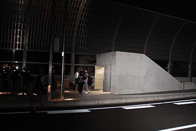 避難出口を外から見る。事故や火災、一般利用者がこれを使うほどの非常事態にならないことを強く願います