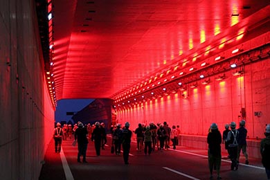 赤く照らされたトンネル入口でうっとり見入る参加者の皆さん