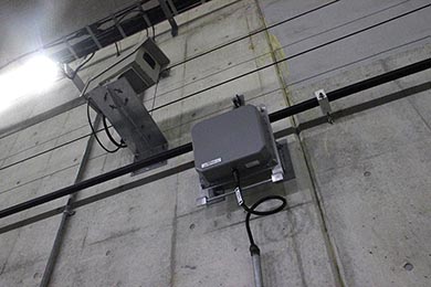 移動体通信設備アンテナと監視カメラ