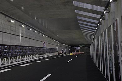 松戸IC出口に並べられた外環建設事業者の皆さんのパネル