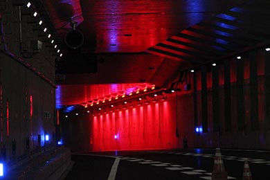 緊急時の注意を促す警告灯を点灯