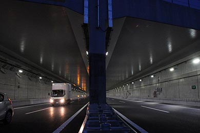 中央分離帯からトンネル入口を臨む