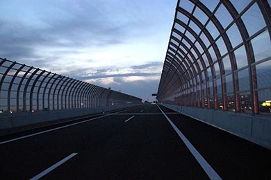 側面の円弧した防音壁も美しい