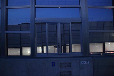 「松-28」付近にある非常口。ここはトンネル内ではないので、ドアを開けてはしごで下に下りる流れ